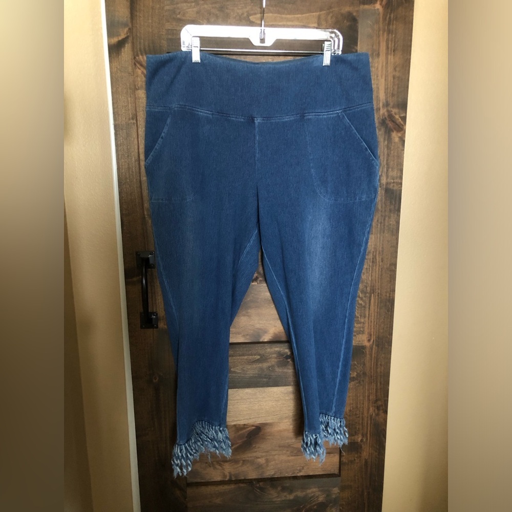 Stretch cropped jeans with bottom fringe by Women with Control